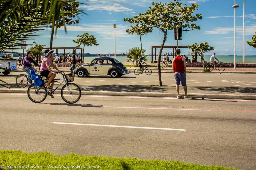 Imagem de um fusca antigo na Praia de Cambori em Vitória.